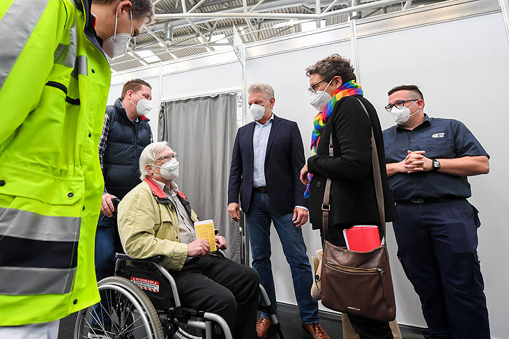 Oberbürgermeister Dieter Reiter und Gesundheitsreferentin Beatrix Zurek mit Dieter Buchner (70), der die 500.000 Impfung im Münchner Impfzentrum erhielt Foto: Gesundheitsreferat/Tobias Hase